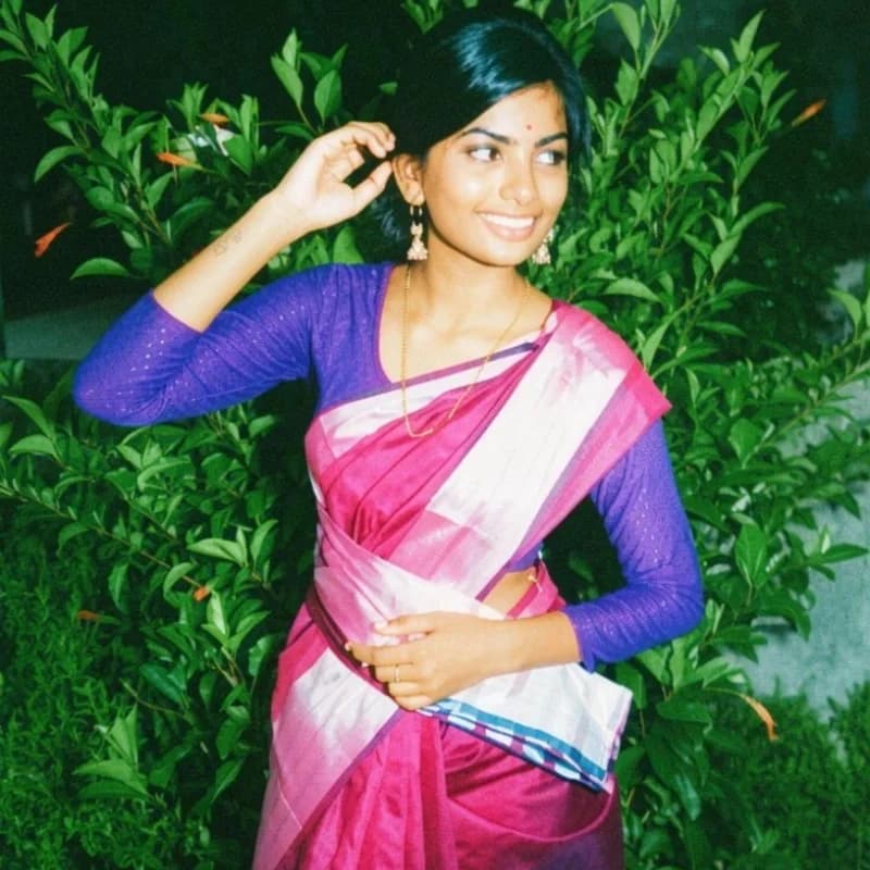 Oviya 